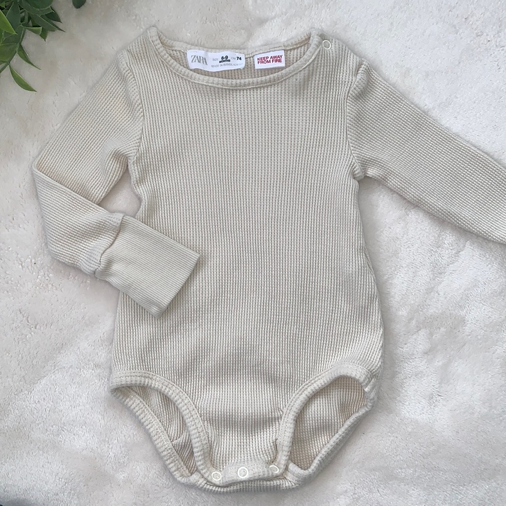 Zara Beige Baby Onesie Bodysuit 6-9M Long sleeves  *Flaw